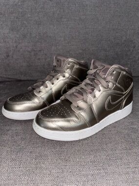 🤘Nike Air Jordan 1 Mid SE "Sepia Stone" sneakers in a metallic bronze